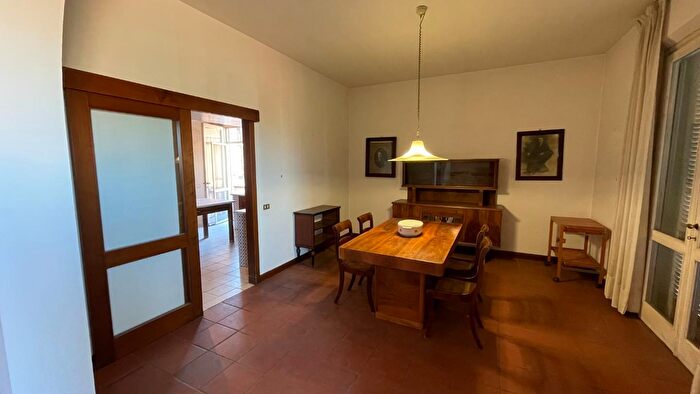 Casa con 8 locali in vendita in Santa Croce SullArno