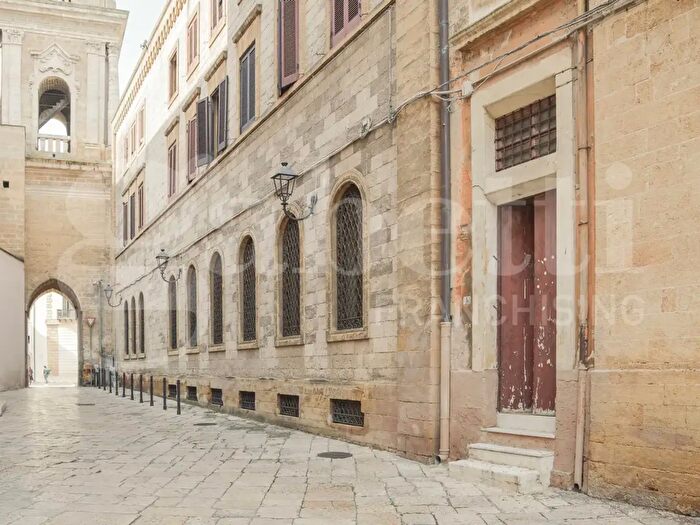 Casa con 10 locali in vendita in Via Colonne, Brindisi