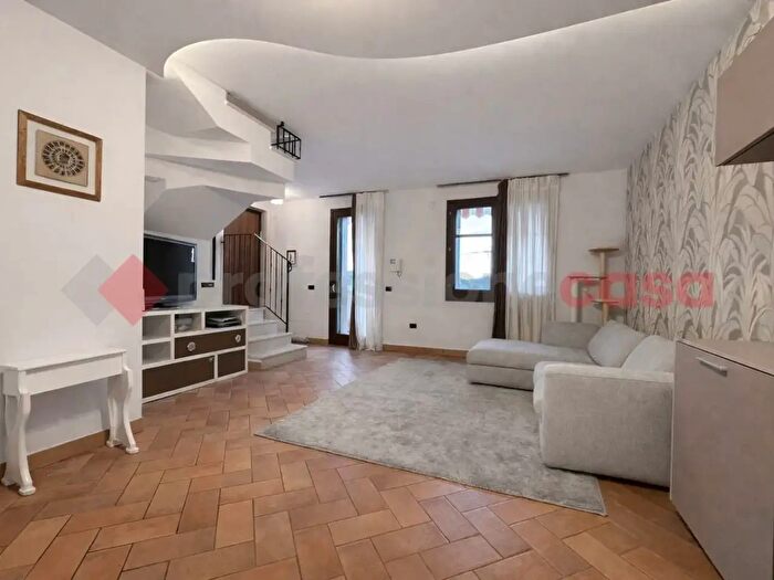 Appartamento con 5 locali in vendita in Buttapietra