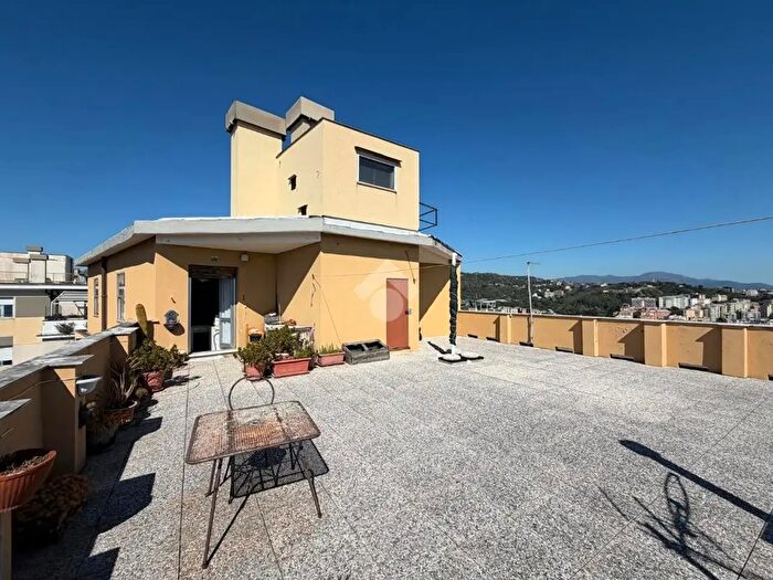 Appartamento con 6 locali in vendita in Via Coronata, Genova