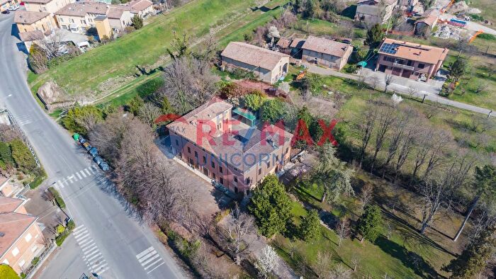 Casa con 9 locali in vendita in Modena