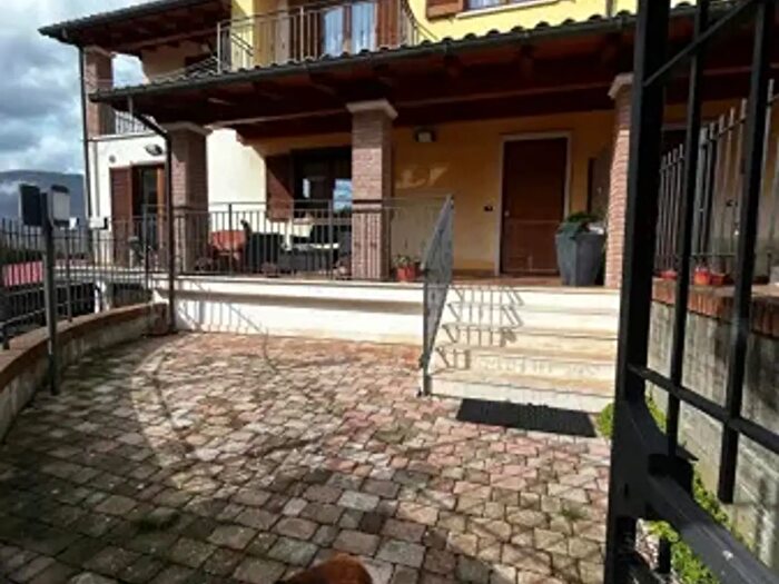Casa con 6 locali in vendita in Via Santa Maria a Colle, Scoppito