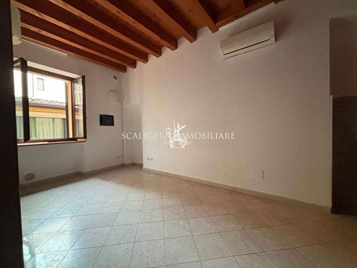 Appartamento bilocale in affitto in Via Giuseppe Mazzini, Centro Storico, Verona