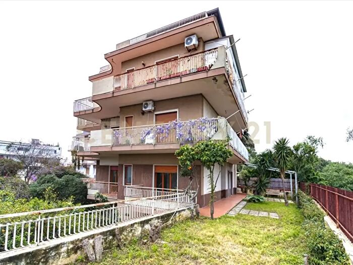 Appartamento quadrilocale in vendita in Via Elio Vittorini, Aci Castello