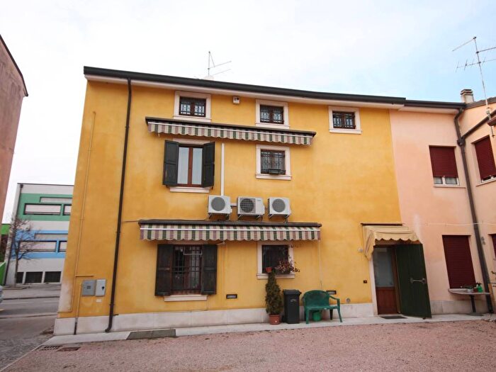 Appartamento con 5 locali in affitto in Via Fratelli Stevani, Zevio Santa Maria, Zevio