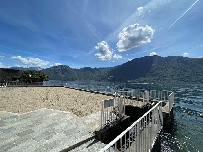 Appartamento con 6 locali in vendita in Sala Comacina