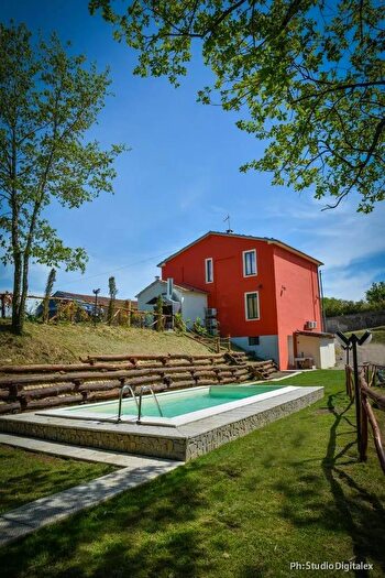 Casa con 9 locali in vendita in Bagnone