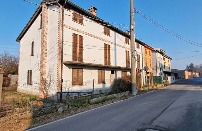 Casa con 6 locali in vendita in Via Camillo Benso di Cavour, Robecco DOglio