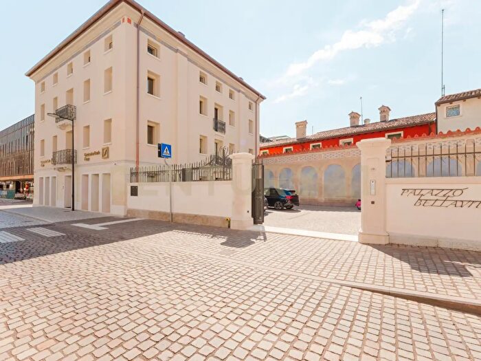 Appartamento con 5 locali in vendita in Via Giuseppe Mazzini, Pordenone