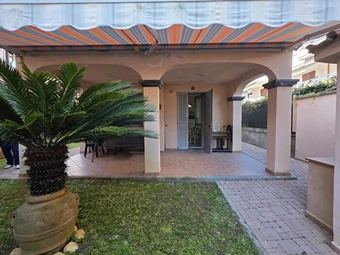 Appartamento trilocale in vendita in Montignoso