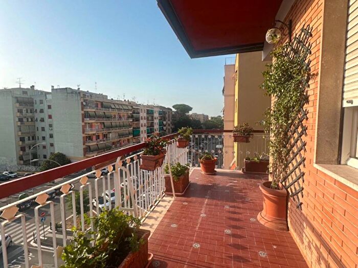 Appartamento trilocale in affitto in Via Antonino Pio, San Paolo, Roma