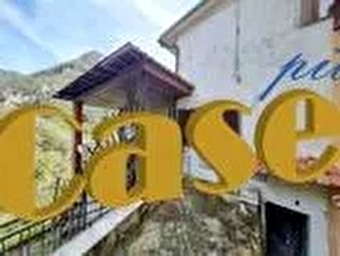Casa con 7 locali in vendita in Camaiore