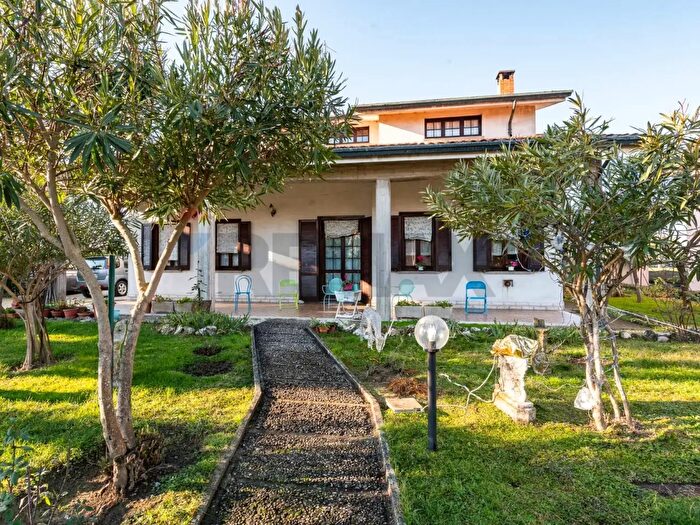 Casa con 9 locali in vendita in Borgo Virgilio