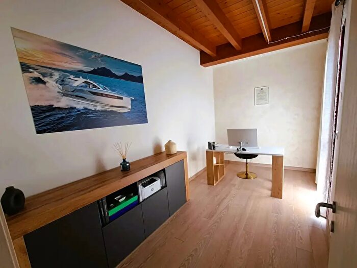 Appartamento con 5 locali in vendita in Camaiore