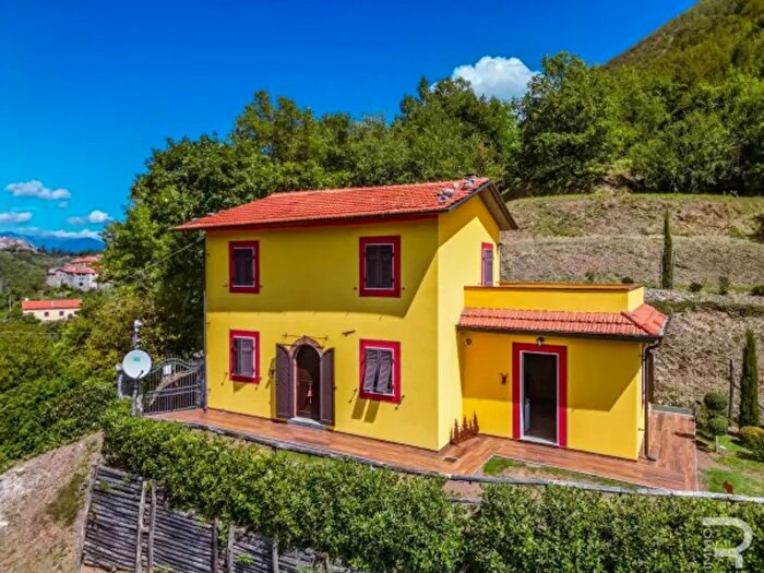Casa trilocale in vendita in Strada Statale del Valico del Cerreto, Fivizzano
