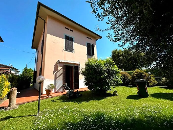 Casa con 7 locali in vendita in Lucca