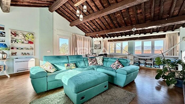 Appartamento con 5 locali in vendita in Via del Toro, Lucca