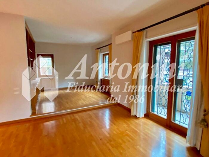 Appartamento con 6 locali in affitto in Corso Trieste, Trieste Coppedè, Roma