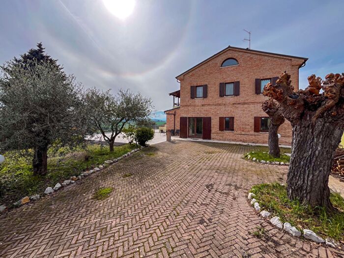 Casa con 8 locali in vendita in Via Santi Neri, Monte San Vito