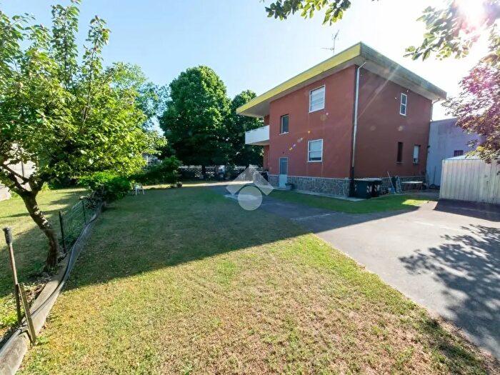Casa con 16 locali in vendita in Via Achille Grandi, Casale Monferrato