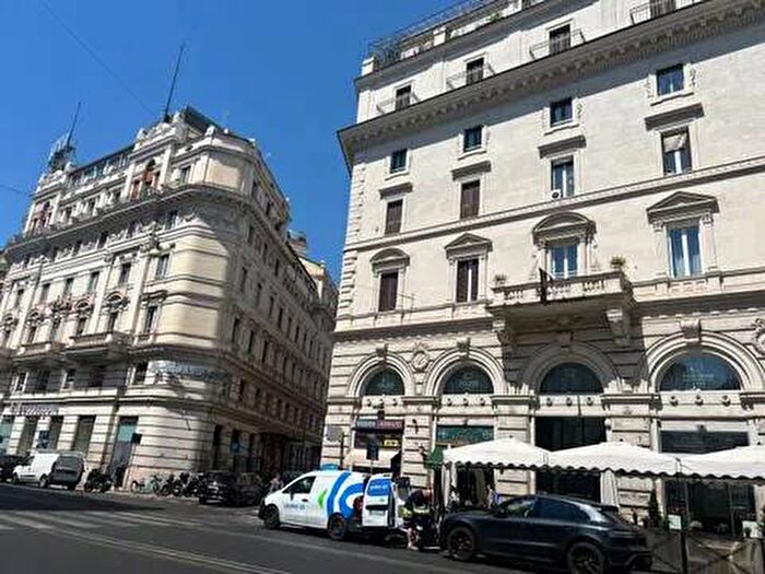 Appartamento trilocale in affitto in Via Del Traforo Nn, Barberini, Roma