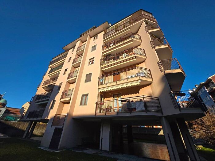 Appartamento trilocale in affitto in Via Alberto da Gandino, Baggio, Milano