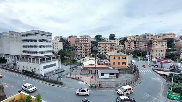 Appartamento quadrilocale in vendita in Via Sturla, Genova
