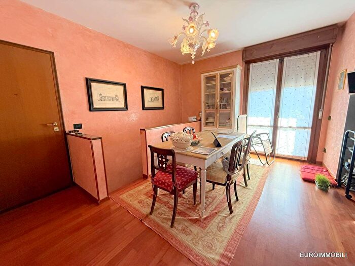 Appartamento quadrilocale in vendita in Via Quattro Ottobre, Montechiarugolo