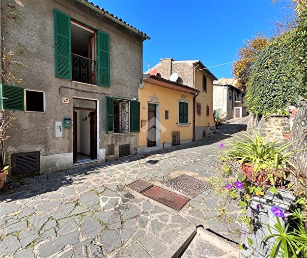 Appartamento trilocale in vendita in Via delle Mura, Latera