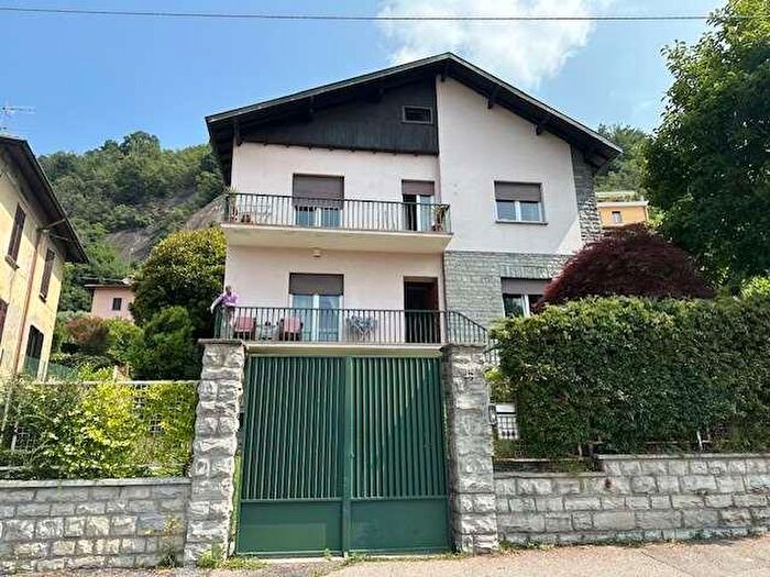 Appartamento quadrilocale in vendita in Via Giustizia E Libertà, Como