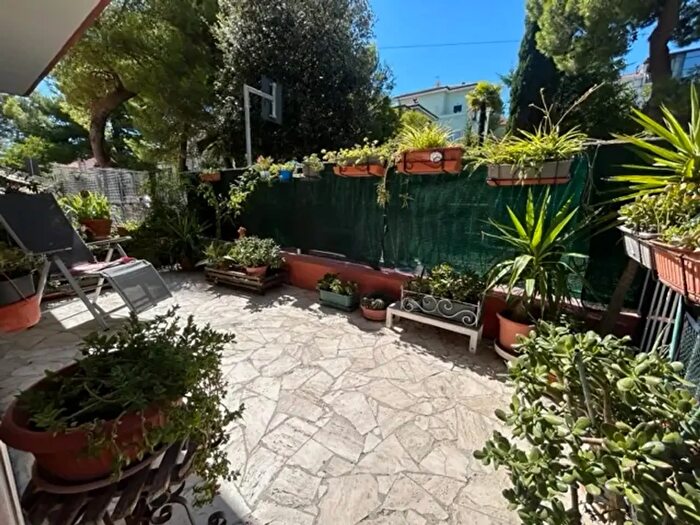 Appartamento con 6 locali in vendita in Via Lauro De Bosis, Falconara Marittima
