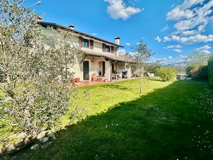 Casa con 10 locali in vendita in Carrara