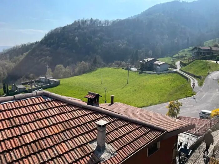 Casa con 6 locali in vendita in Via Bonfanti, Colzate