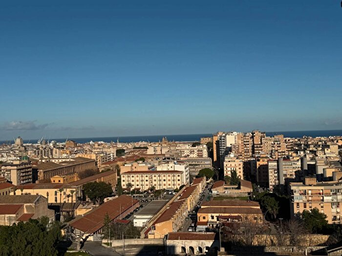 Appartamento con 6 locali in vendita in Via Vincenzo LI Muli, Palermo