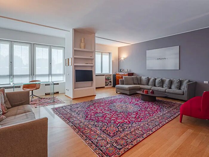 Appartamento con 5 locali in vendita in Via Ippolito Nievo, Milano