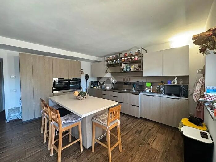 Casa con 7 locali in vendita in Via Merendalunga, Oleggio