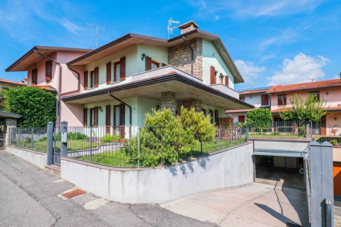 Casa con 6 locali in vendita in Via Padania Snc, Corte Franca