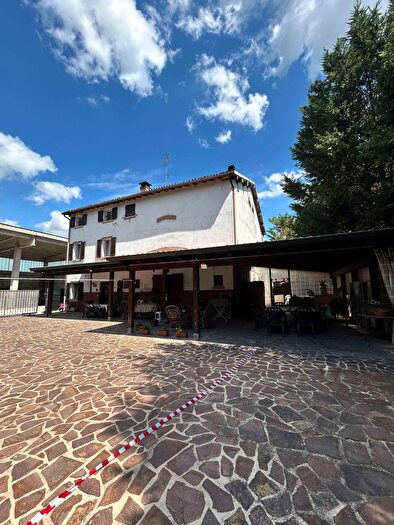 Casa con 9 locali in vendita in Via Soliera Cavezzo, Soliera