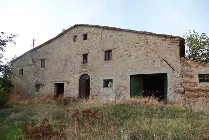 Casa con 8 locali in vendita in Treia