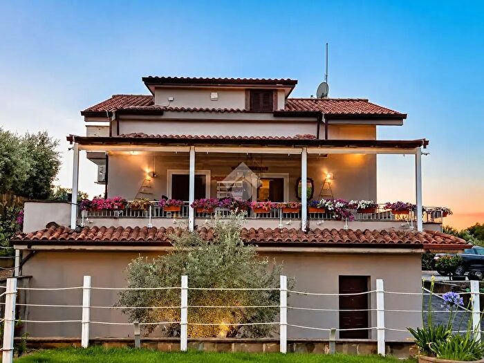 Casa con 7 locali in vendita in Villa Via Santo Spirtito, Marino