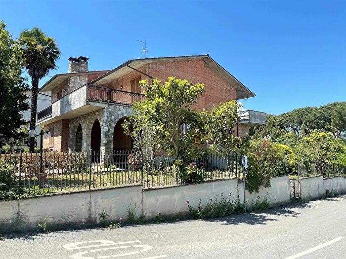 Casa con 12 locali in vendita in Montepulciano