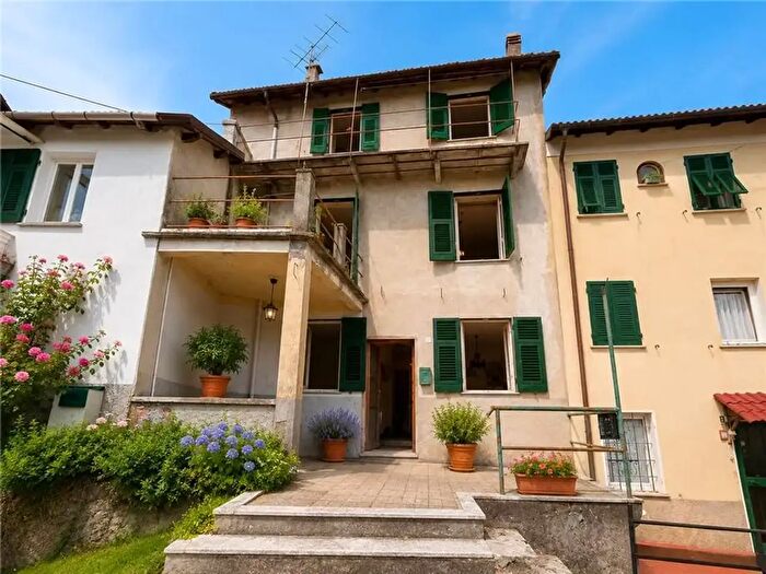 Casa con 9 locali in vendita in Via Prelo, Savignone
