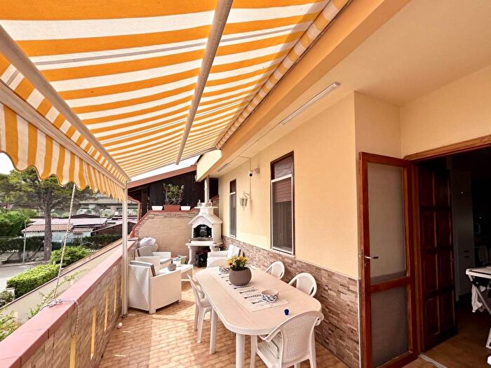 Appartamento trilocale in affitto in via Val di Noto, Campofelice di Roccella