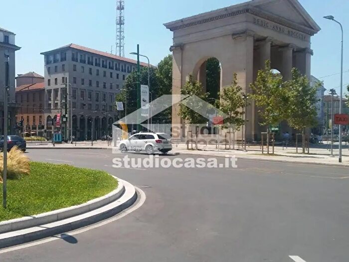 Appartamento trilocale in vendita in Piazza Ventiquattro Maggio, Milano