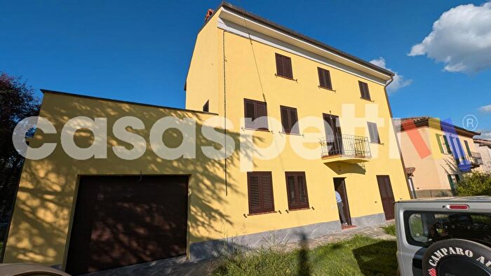 Casa con 6 locali in vendita in Via Libertà, Cassine