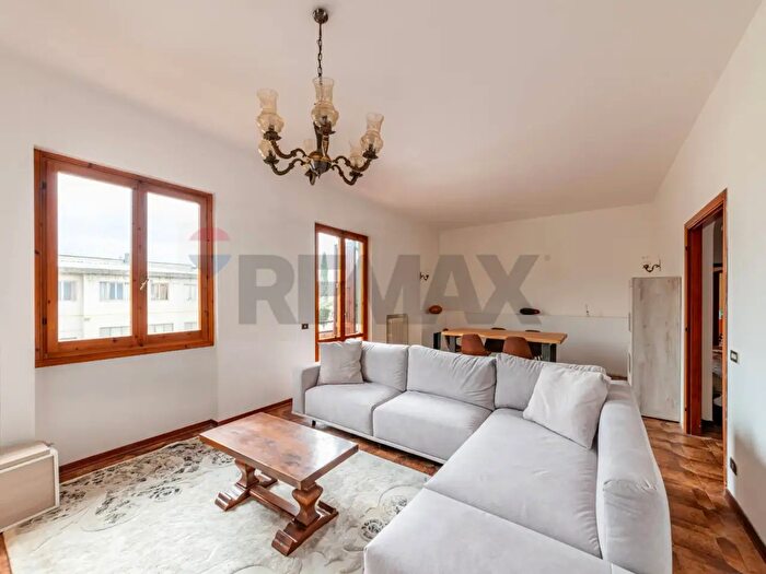 Casa con 6 locali in vendita in Via Doninzetti, Bucine