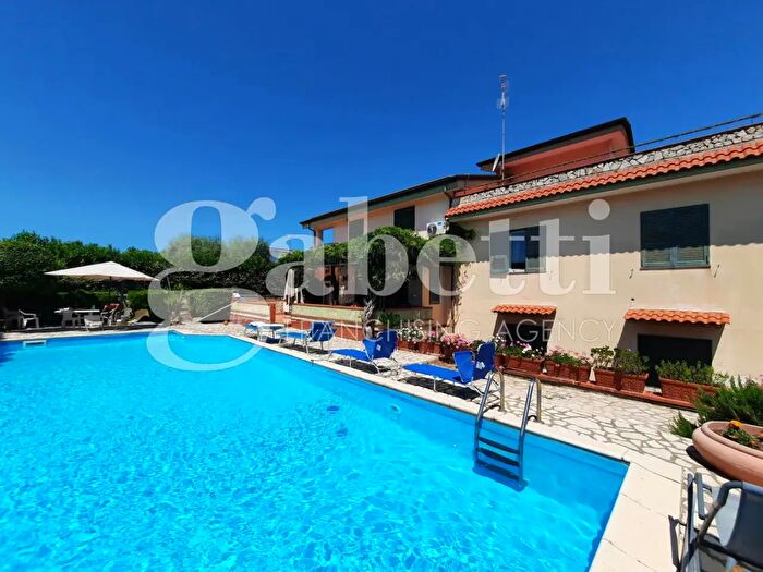 Casa con 10 locali in vendita in Via Grotta dellOlmo, Giugliano In Campania