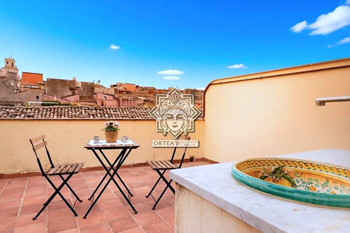 Casa con 12 locali in vendita in Via Garibaldi, Palazzolo Acreide