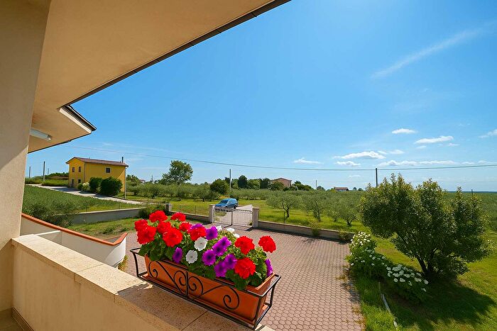 Appartamento con 9 locali in vendita in Via Contrada Coste, Staffolo