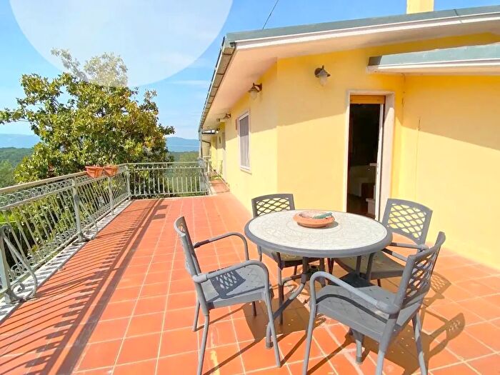 Casa con 10 locali in vendita in Piazza Aricavallo, L'Aquila